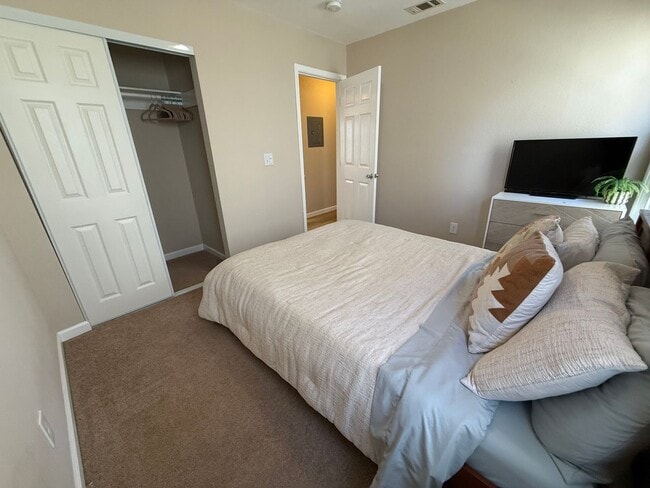 Building Photo - Spacious & Updated 2 BR / 1 BA Home in North Oakland – Move-In Ready!