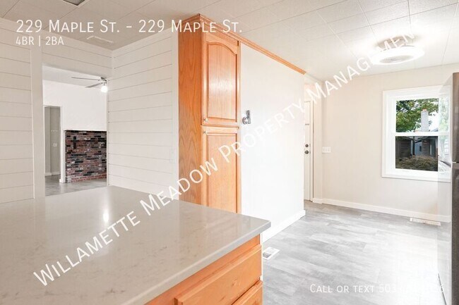 Building Photo - 229 NE Maple St