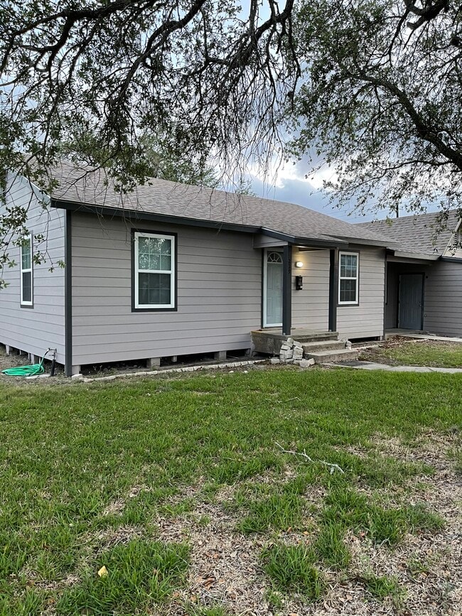 Building Photo - 229 W George St