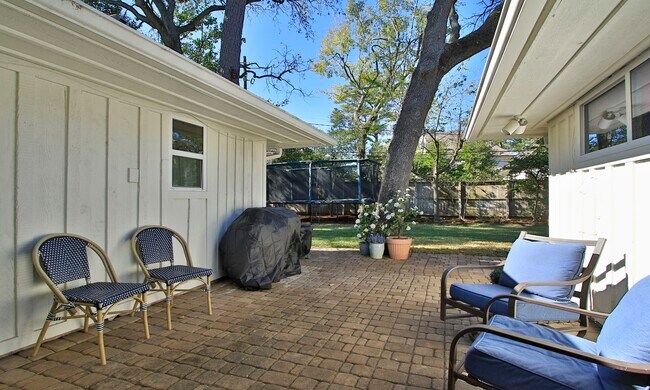 Building Photo - 827 St George Ln