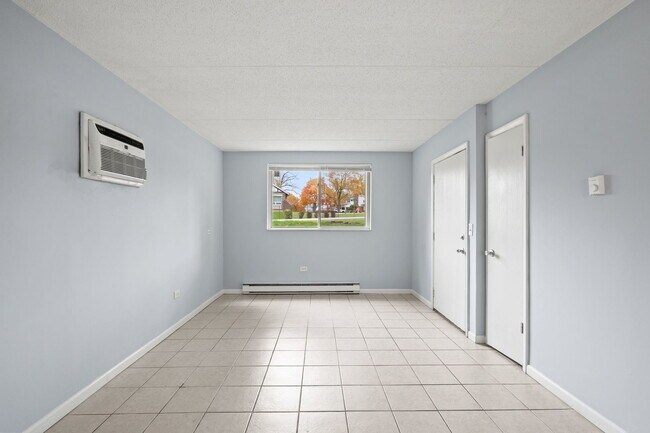 Building Photo - 21W284 Tee Ln