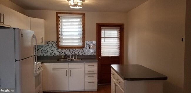 Building Photo - 3 W 1st Ave