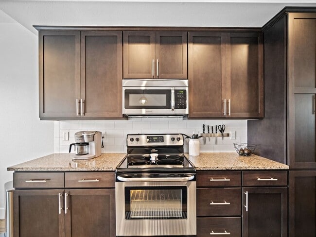 Building Photo - Beautiful Townhouse In Spokanes Kendall ya...