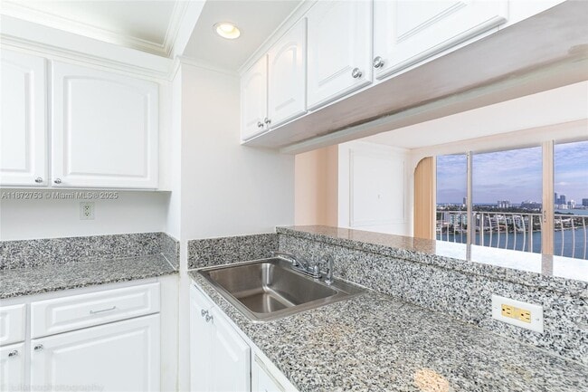 Building Photo - 7601 E Treasure Dr
