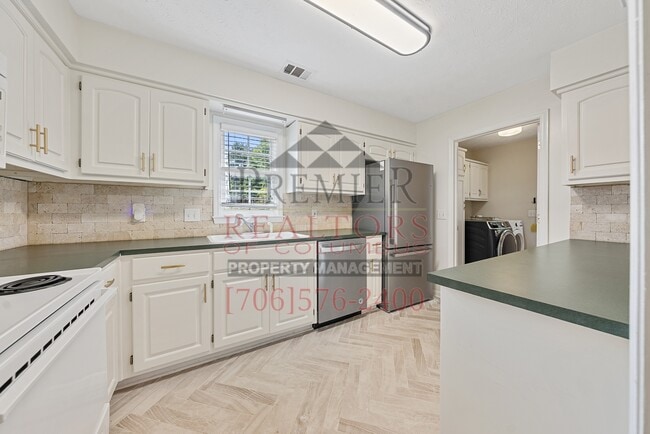 Building Photo - 5702 Stoneridge Dr