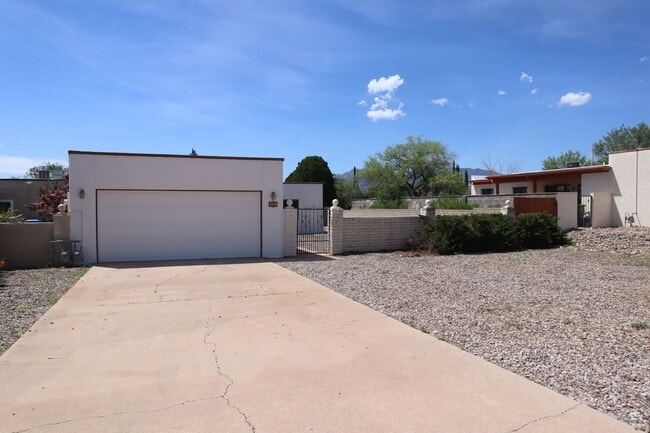 Building Photo - NEW A/C, Freshly Painted Inside and Outsid...