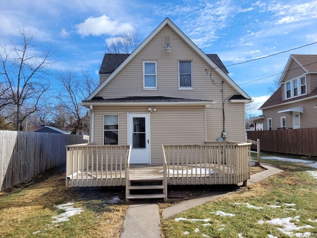 Building Photo - 4 bedroom/2 bath home