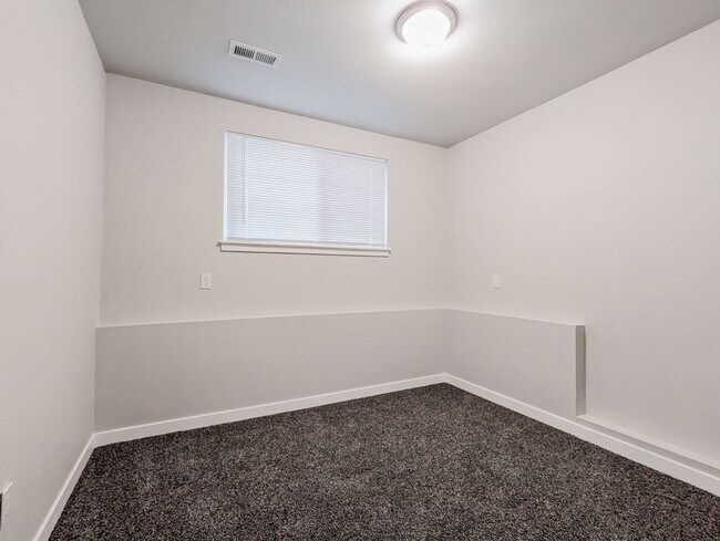 Building Photo - **Move-in Special** Gorgeous Remodeled 4 bed 2 bath w/ 2 car garage!