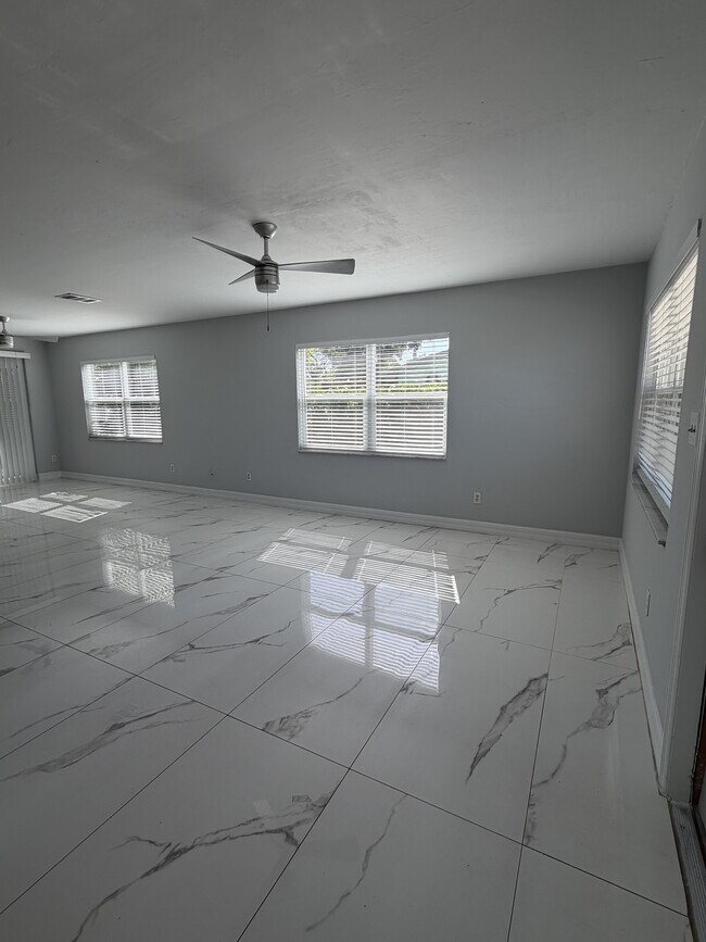 Building Photo - 10280 Carolina St