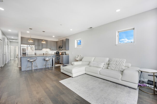 Building Photo - 947 W 14th Pl