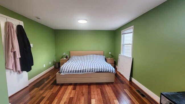 Building Photo - Beautifully Remodeled  End-Unit Townhome