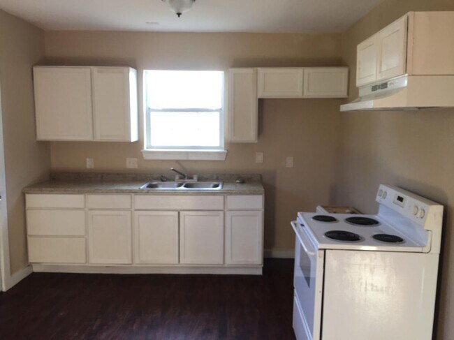 Building Photo - 710 Poinsettia St