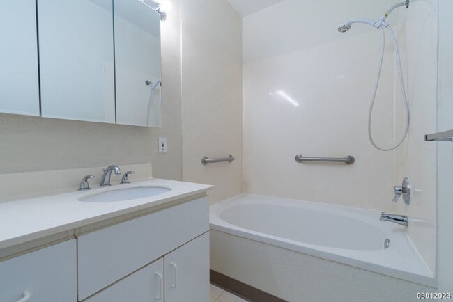 Building Photo - Palm Court, $2645, 2br/2ba Townhouse w/2 p...