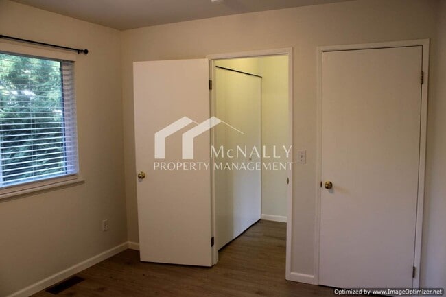 Building Photo - 2 Bedroom, 1.5 Bathroom Townhouse in Port ...