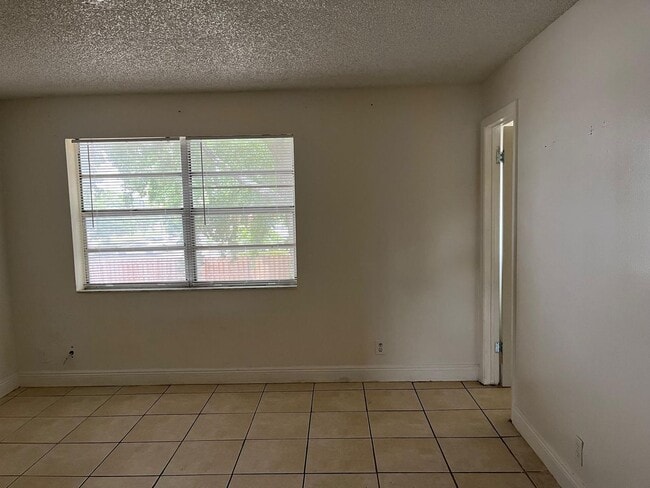 Building Photo - ONE BEDROOM APT FOR RENT IN OAKLAND PARK