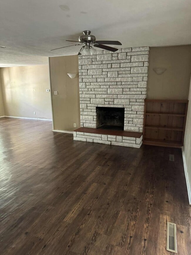 Building Photo - Cute 3 bedroom house in southwest Springfield!!