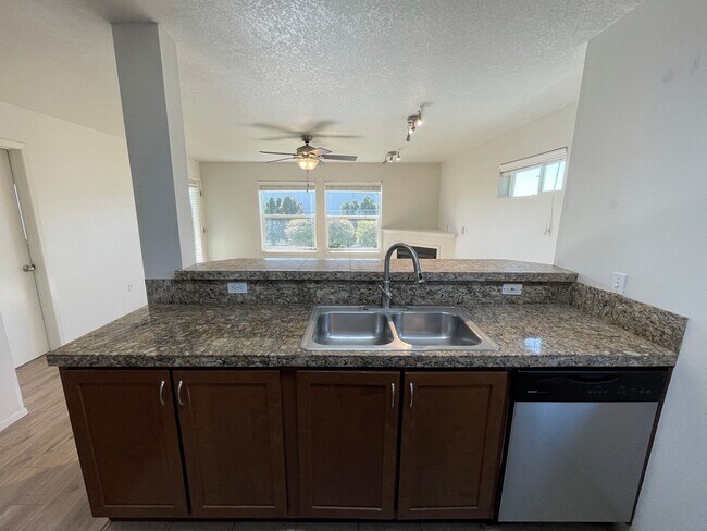 Building Photo - Fantastic Main Level Condo w/Garage, Patio...
