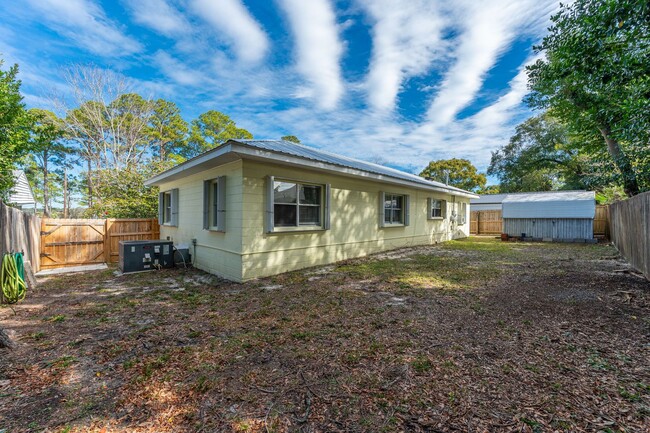 Building Photo - Great home close to the water!