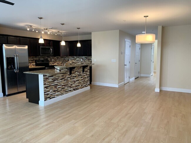 Building Photo - Spacious 3-Bed, 2.5-Bath Townhouse with Fe...