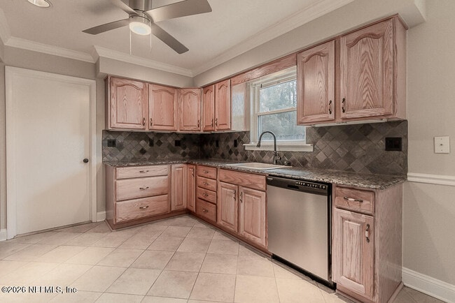 Building Photo - 1549 Montrose Ave E