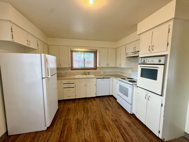 Building Photo - $1,000 off first months rent! Quick Move In! 3 bedroom, 1.5 Bath Home with attached garage in Lov...