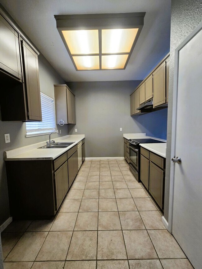 Building Photo - 3313 Jamestown Dr