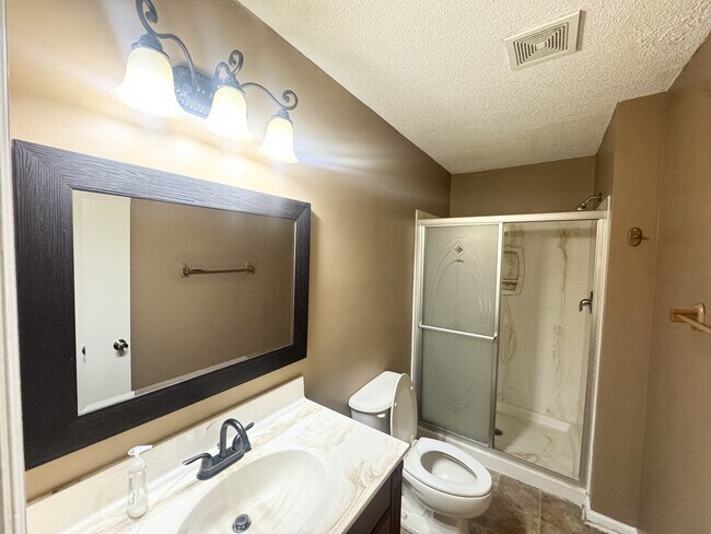 Building Photo - 1618 Cambridge Dr