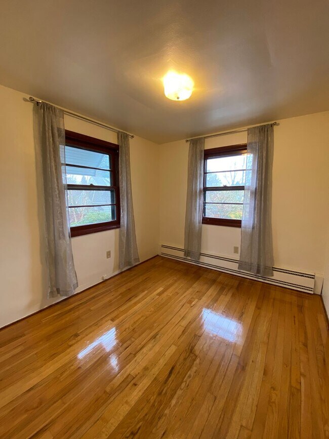 Building Photo - Spacious Upstairs 1 Bedroom/1 Bath Apartme...