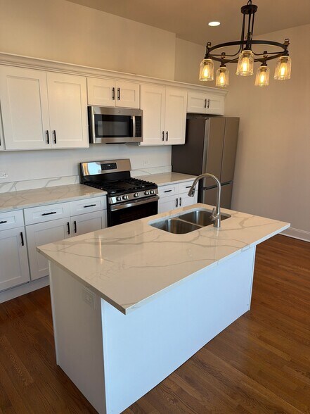 Building Photo - 1529 E 72nd St