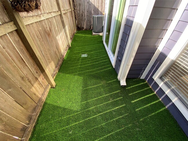 Building Photo - 735 Arlington St