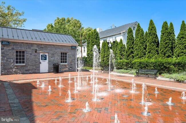 Building Photo - 402 S Loudoun St