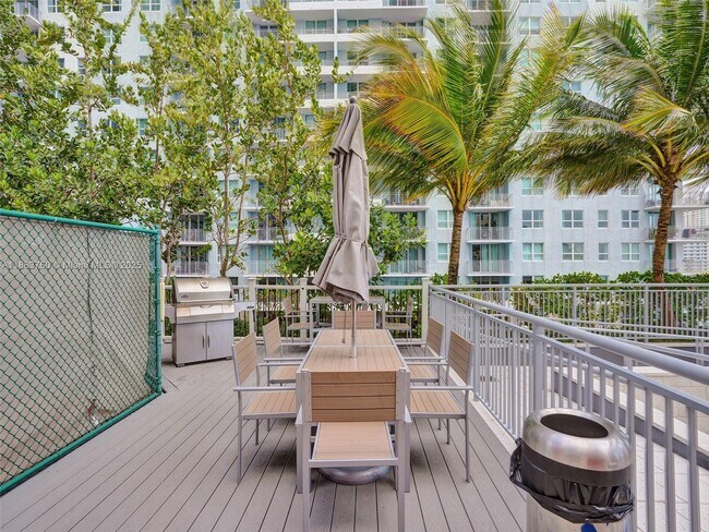 Building Photo - 1155 Brickell Bay Dr