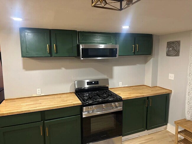 Building Photo - 1648 Valley Dr