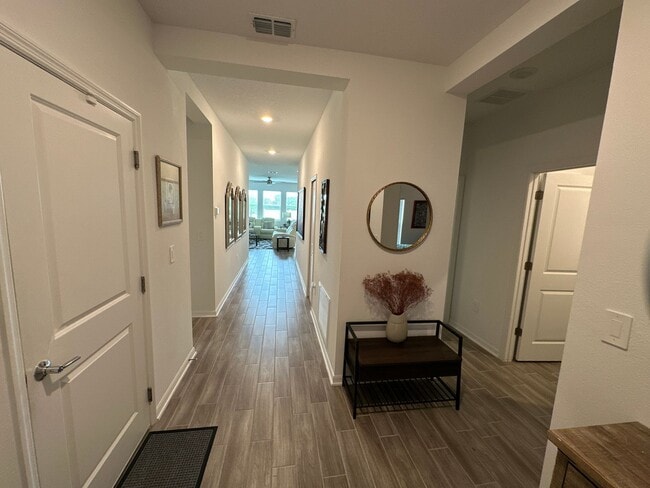 Building Photo - Beautiful 4 bedroom, 2 bathroom home near Legoland