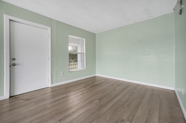 Building Photo - "Bright 2-Bed, 2-Bath Condo Retreat with Pool & Lake Views"