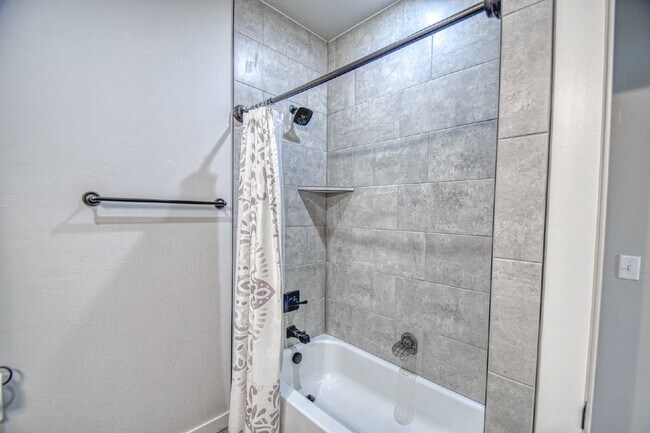 Building Photo - Spacious 5-Bedroom Home with 3 Full Baths ...