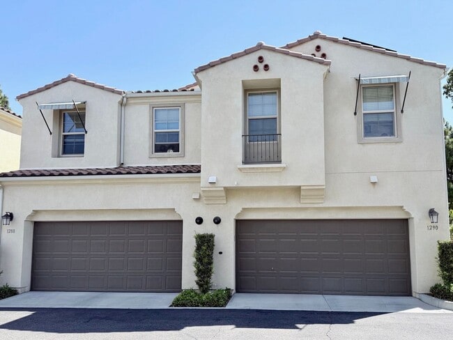 Building Photo - Stunning 3-Bed/2.5-Bath End Unit Condo with Solar & Large Yard