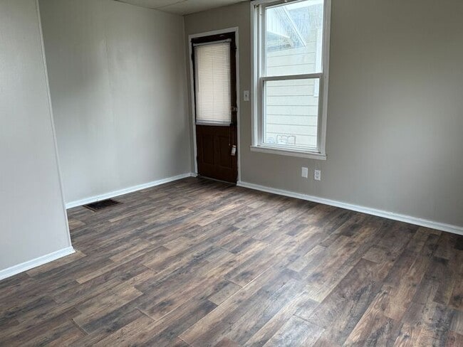 Building Photo - RENT SPECIAL !! 2 Bedroom with a Bonus Roo...