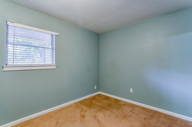 Building Photo - Ready for New Tenants- Large 3 bed, 2 bath...