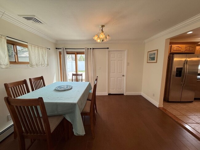 Building Photo - Spectacular 3 Bed/3 Bath Home in Long Beach!