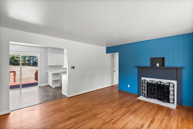 Building Photo - Charming 3-Bedroom Bungalow on Large Fenced Lot