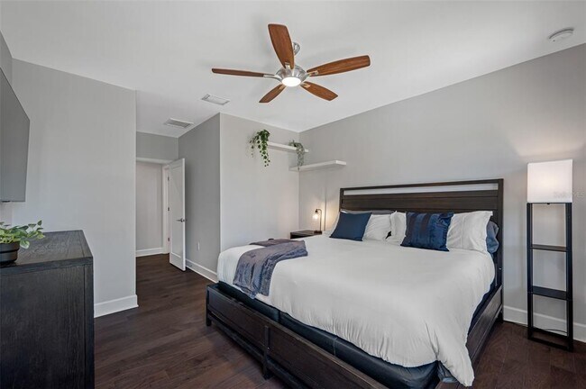 Building Photo - 902 W Plymouth St