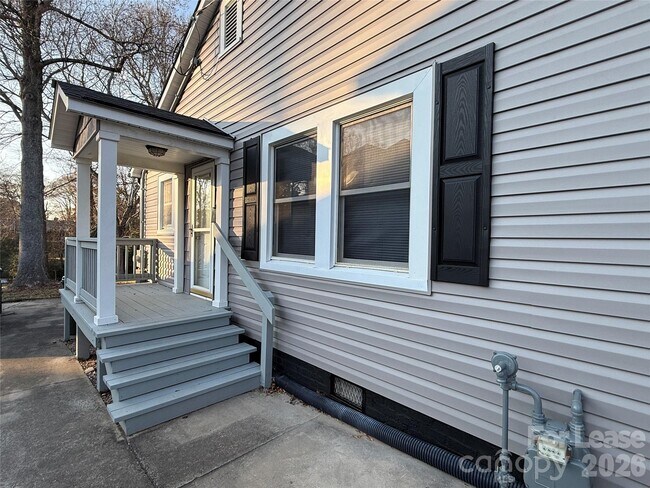 Building Photo - 225 Hickory Dr