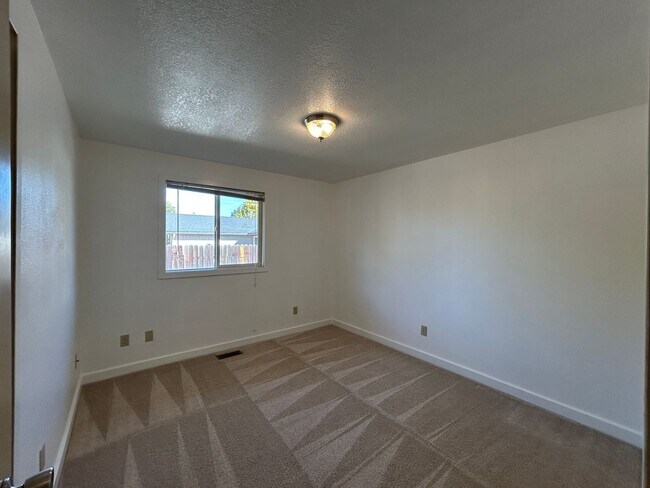 Building Photo - 4 Bedroom / 2 Bathroom Home in SW Redmond