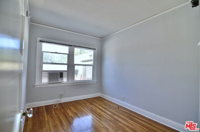 Building Photo - 2021 N Vermont Ave