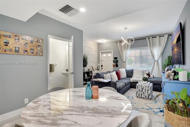 Building Photo - 7921 Sanibel Dr