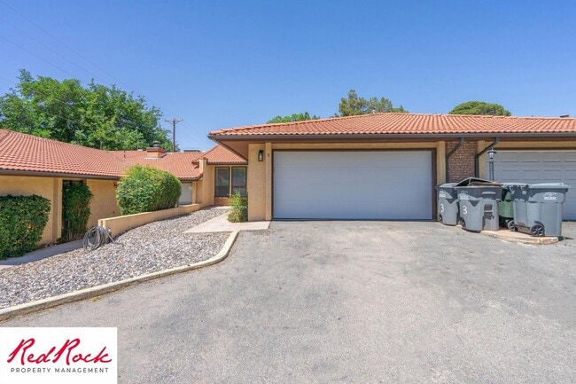 Building Photo - Newly Remodeled 3 Bedroom Townhome. Small ...