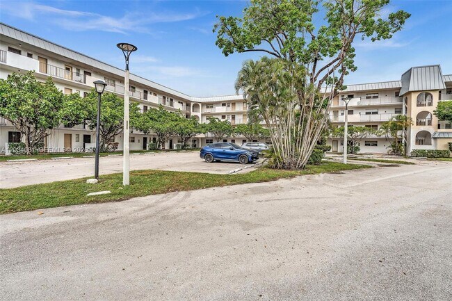 Building Photo - 5961 N Falls Cir Dr