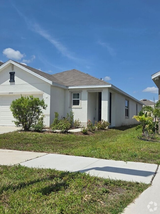 Building Photo - 3 bedroom 2 bathroom HOUSE available now!