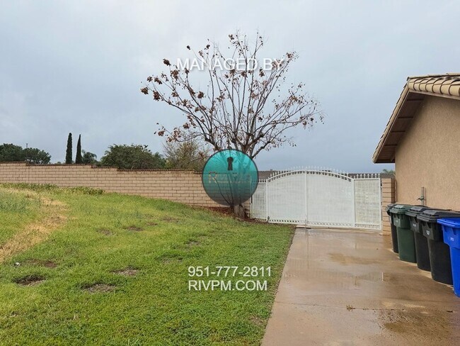 Building Photo - Single story large corner lot home in Jurupa Valley ready for move-in!